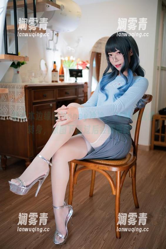 笔记本边缘的Money冷冷，OL制服优雅转身，原图下载过后会被骂吗？