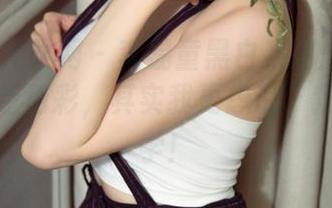 UGirls尤果网 – 李易童黑白系列：你以为这是缺乏色彩，其实我更想说、我在玩哲学！