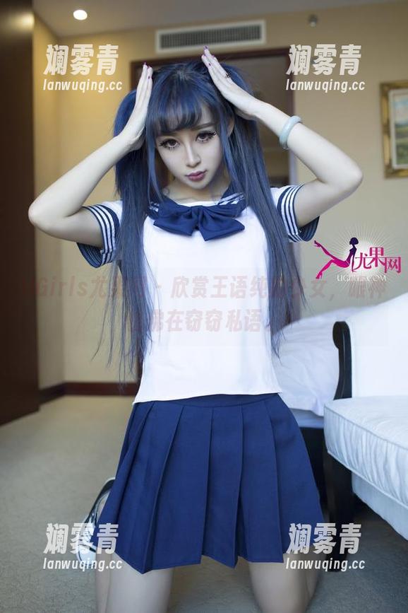 UGirls尤果网 - 欣赏王语纯的少女，眼神仿佛在窃窃私语。