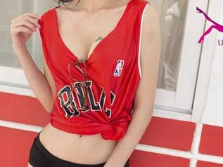 UGirls尤果网 – 图集中，赵智妍把厨娘演绎得挺独特，但她的那双手，真想知道专挑了哪个菜版。