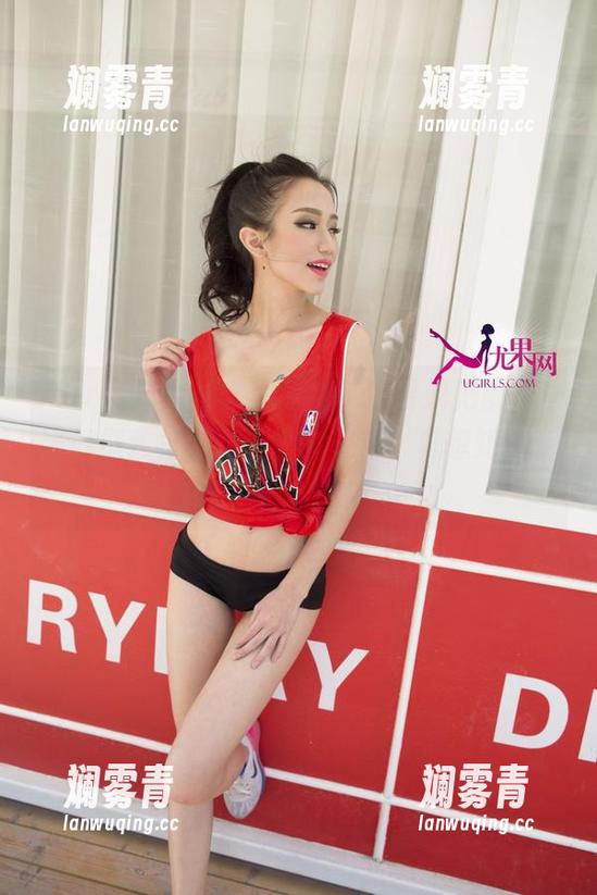 UGirls尤果网 - 图集中，赵智妍把厨娘演绎得挺独特，但她的那双手，真想知道专挑了哪个菜版。