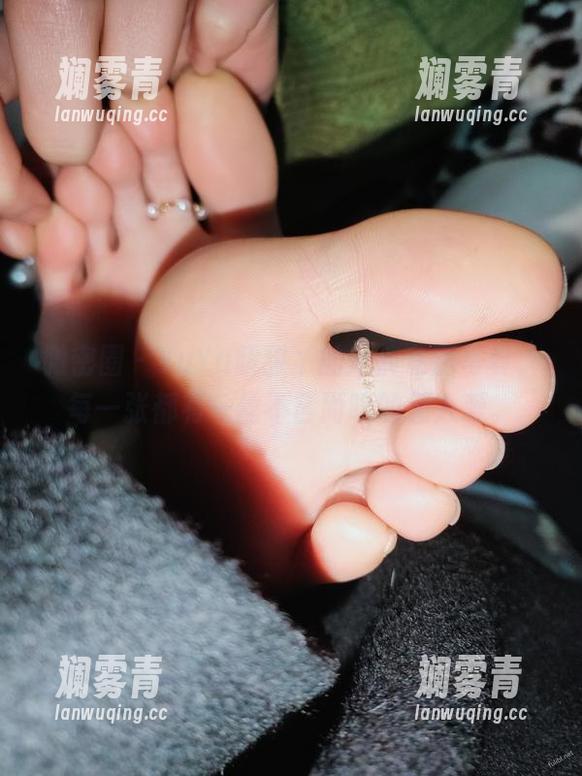 微密圈 - YuYu超甜丫的短裤私房写真，每一张都有一丝不言而喻的惹人爱。
