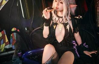 一起来看伊喵君_Nya的泳衣美图，真想问她这泳衣哪里买的，太会挑了吧！
