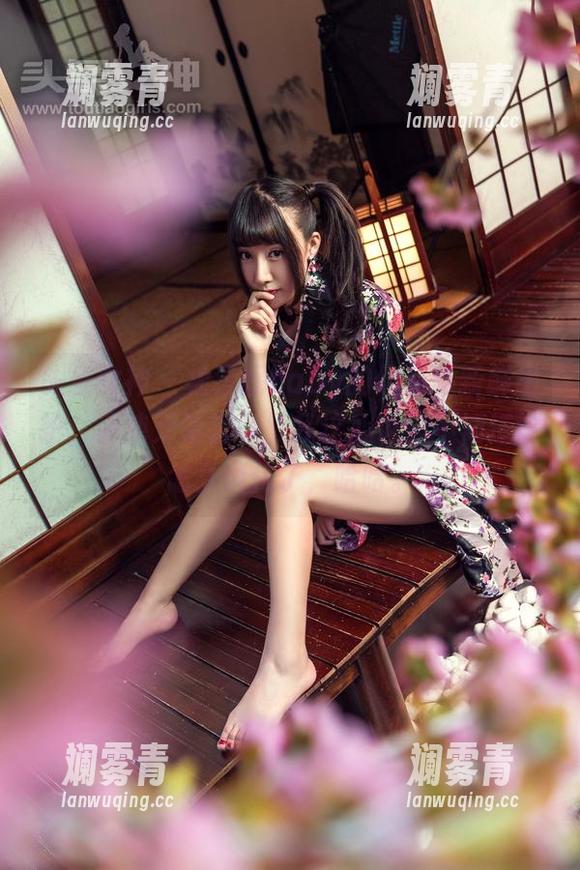 头条女神 - 杨漫妮baby的作品集新鲜出炉，清纯元素太多，我这心也是不知道该怎么消化了，哈哈。