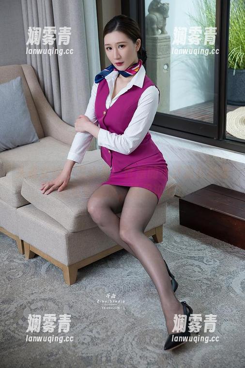 头条女神 - 艾小青：性感的小野猫在高清图包中翻滚，没见过吧？