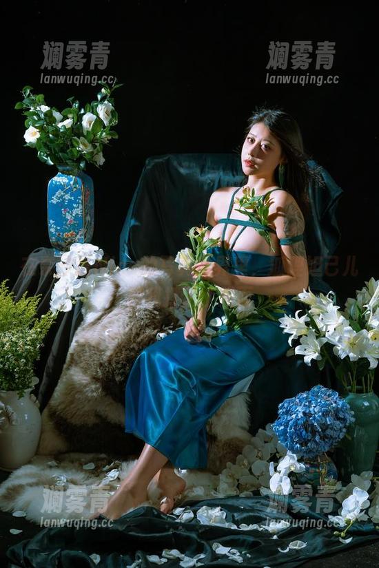 奈汐酱Nice 在奈汐酱Nice的写真世界里,狐狸妲己儿和我打了个照面