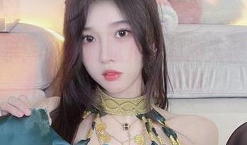 原图展示：小小奶瓶儿黑丝的天使与妖娆并存，心里默念天哪。
