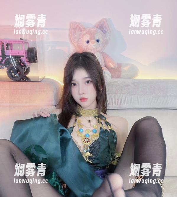 小小奶瓶儿 原图展示:小小奶瓶儿黑丝的天使与妖娆并存,心里默念天哪。
