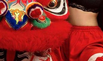 尤果网 – 短裙与球球的奇妙搭配——美图久矣，惹人点赞的秘诀是什么呢？