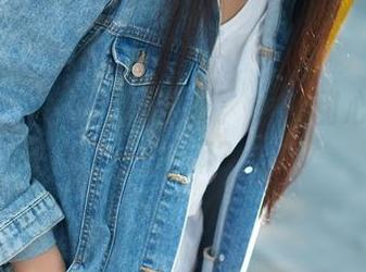 推女郎 – 李丽莎的分享：她的甜心写真集在干嘛？
