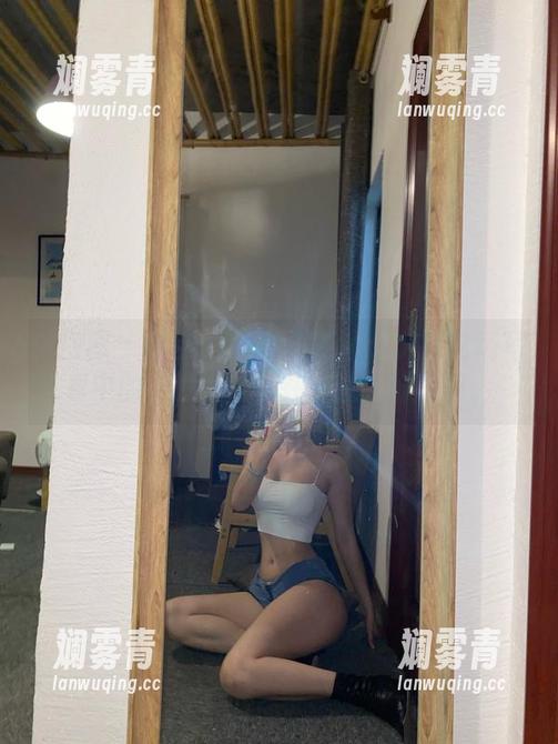 微密圈 - 红色包臀裙：文茜cool在这场写真中的“打扮”实在是让人好奇啊。