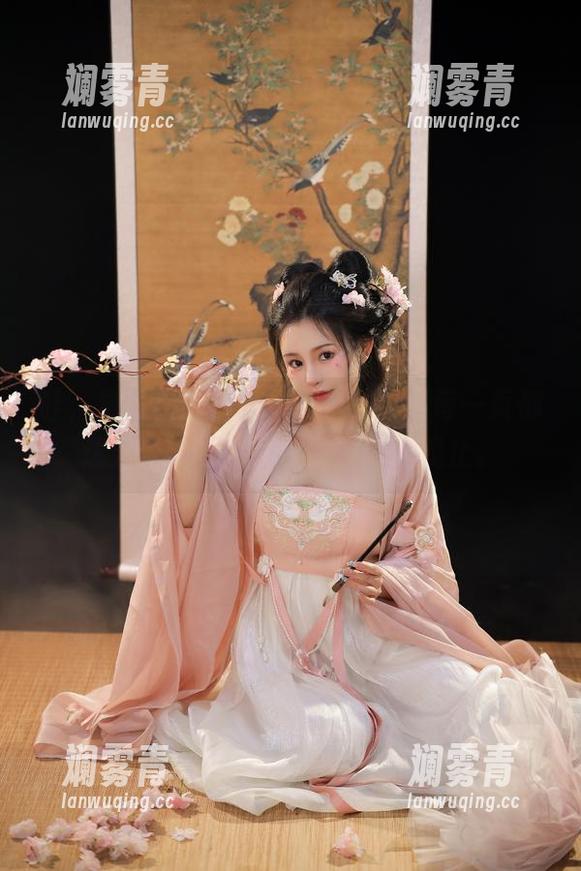 哇，桃暖酱的图集、写真，怎么每一页都透露着妖娆和怀玉呢，叹为观止。