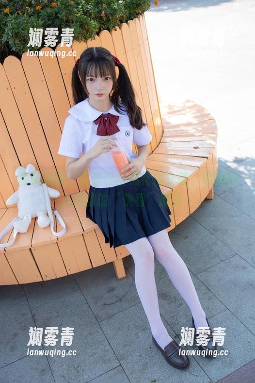 森萝财团：全套白丝棉花糖女孩，瞬间陷入甜甜的“快看”旋涡～