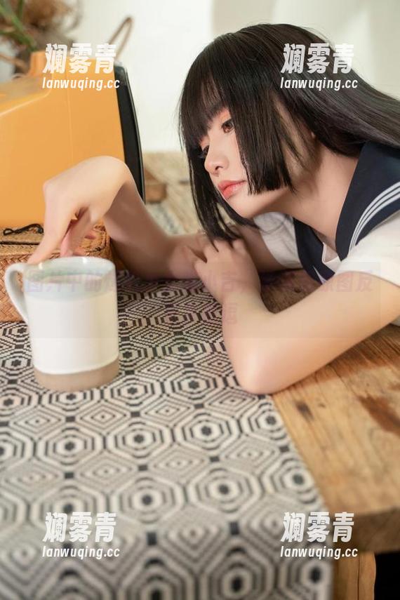 图片中的爆机少女喵小吉，泳装和原图反差真挺逗