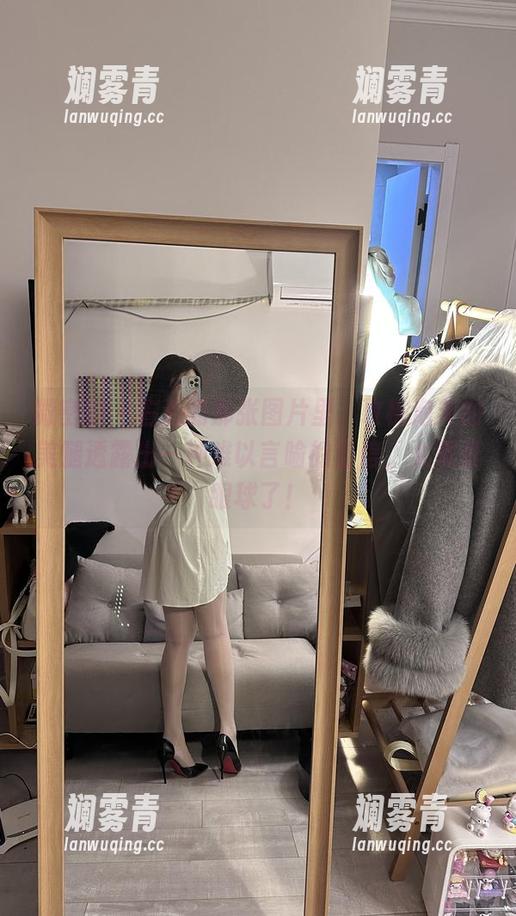 微密圈 - 右边的那张图片里，玫桃泡芙的美腿透露出一种难以言喻的自信，太吸引眼球了！