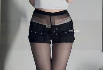 微密圈 – 黑白之间的灵动，原图正好贴在这扇壁纸上，白龙猫女的幽幽回眸。