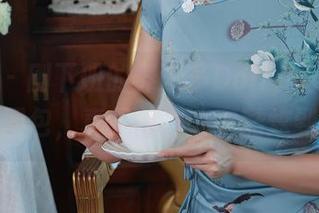 秀人网 – 刚下班的养乐多Doll，穿上旗袍的高清图包，真是从办公室酷炫到婚礼！