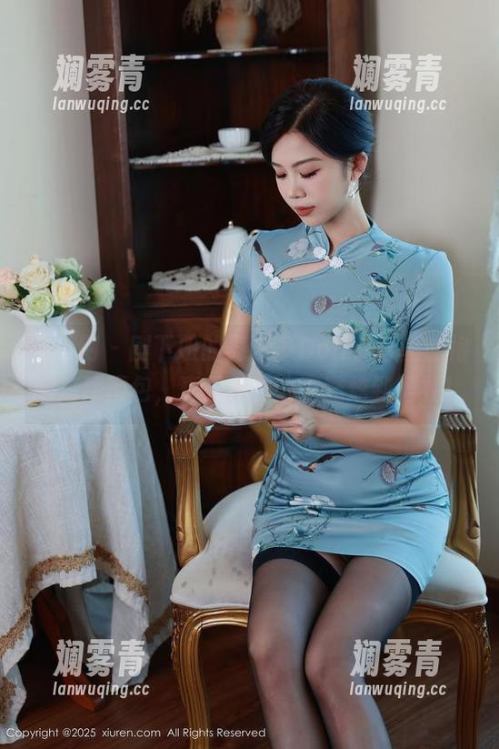 秀人网-养乐多Doll 秀人网 - 刚下班的养乐多Doll,穿上旗袍的高清图包,真是从办公室酷炫到婚礼!