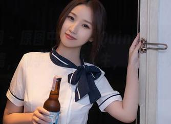 秀人网 – 原图中的凯竹Quinn，那个少女的表情，似乎在思考人生，或者其实只是没照好。