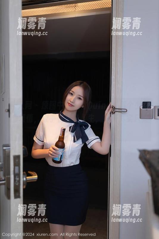 秀人网 - 原图中的凯竹Quinn，那个少女的表情，似乎在思考人生，或者其实只是没照好。