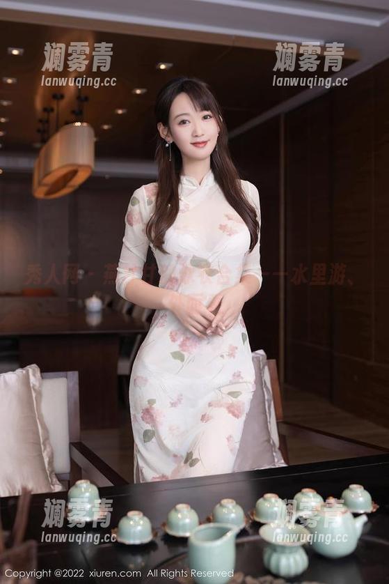 秀人网 - 燕甘甘的泳衣合集——水里游、外面看