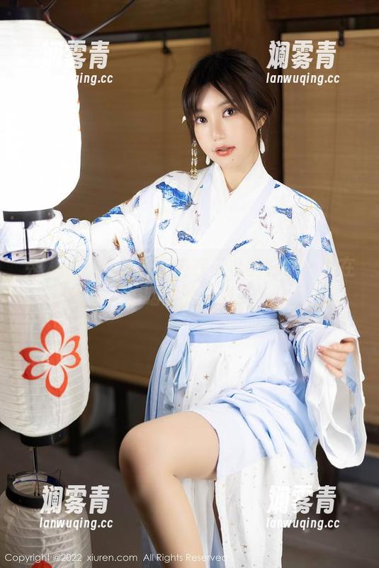 秀人网 - 软软爱吃肉在天台的日常—谁在偷瞄我的写真？