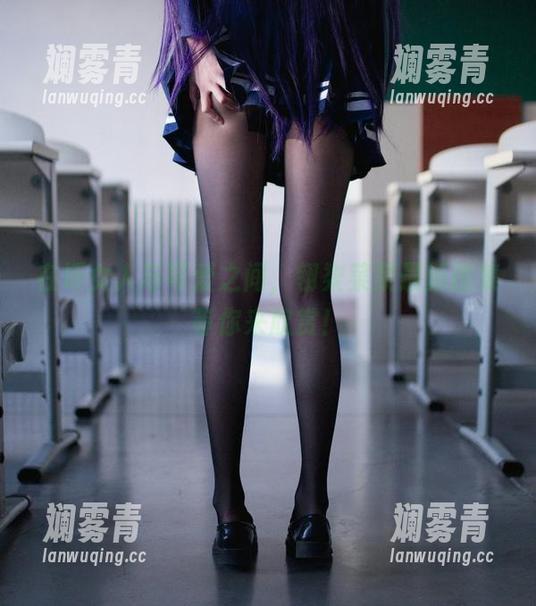 在坏女人与可爱之间，翎柒菜菜最新图集等你来欣赏！