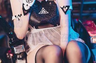 落落Raku的“修女和魔鬼”福利图包，耳边的低语好像在说……