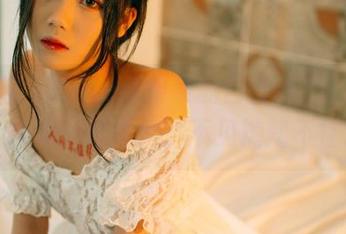 轰趴猫 – Ellie艾栗栗的白丝私拍，穿得像个糖果一样诱人，不见糖就不甘心！