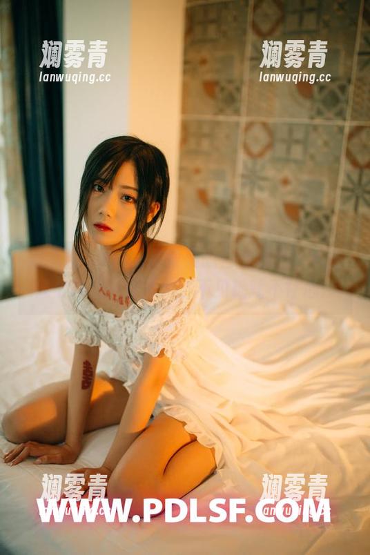 轰趴猫 - Ellie艾栗栗的白丝私拍，穿得像个糖果一样诱人，不见糖就不甘心！