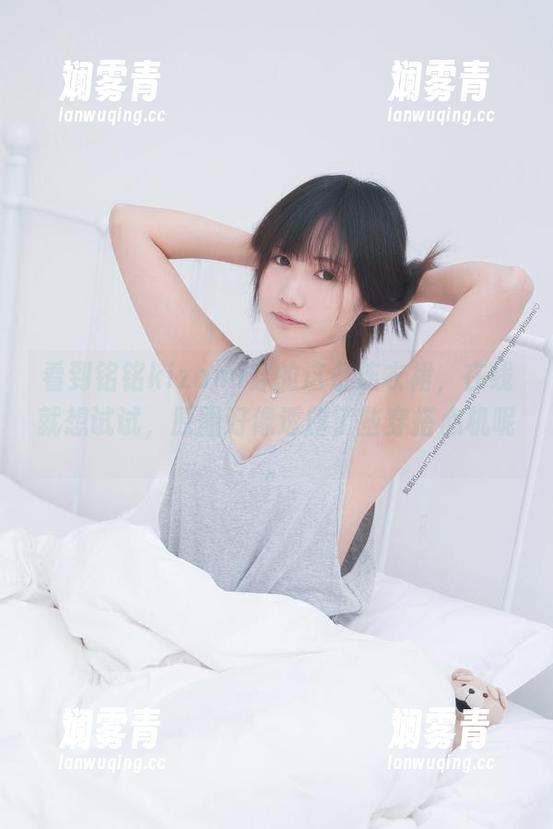 看到铭铭kizami穿的这条连衣裙，在线就想试试，原图好像透露了些穿搭心机呢。