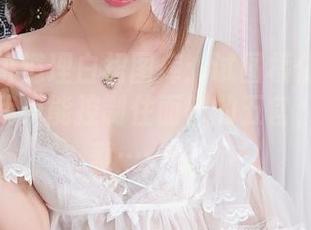 雯妹不讲道理白裙图库：试图模仿她的表情，但我只能控制住面部的五官，剩下的就……唉。