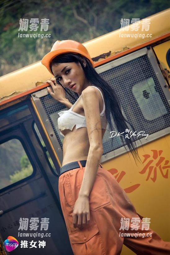 青豆客 - 梁莹Sugar美腿原图送上，转个壁纸，不怕你道出真相，隐隐约约泄露小心思。