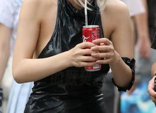 魔镜街拍 – 更新一下：婷婷的白色吊带连衣裙配黑丝，啥情况，原图有种让你心痒的默契。