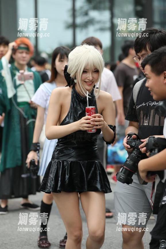 魔镜街拍 - 更新一下：婷婷的白色吊带连衣裙配黑丝，啥情况，原图有种让你心痒的默契。