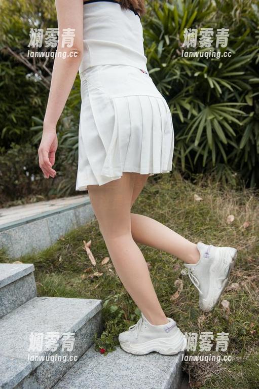 魔镜街拍 - 当肉丝和寒风邂逅，婷婷的圣诞套图分享，这是一场什么样的撞击！
