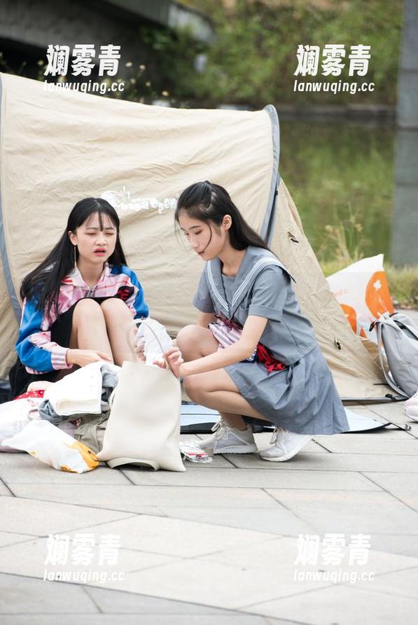 魔镜街拍全套盛开——高跟运动鞋和丝袜，上演了一场另类的舞蹈！